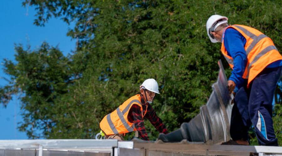 Professional gutter cleaning in New Sharon, IA